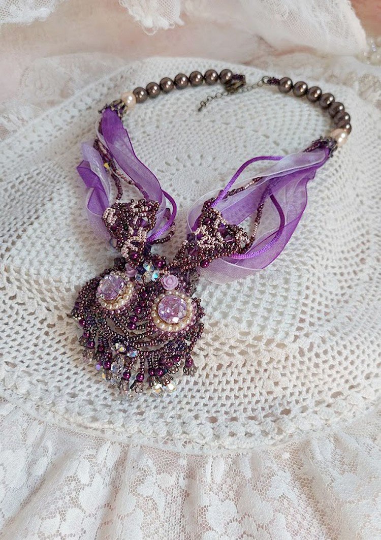 Parisienne ketting geborduurd met Swarovski kristallen, ivoorkleurige parels en rocailles