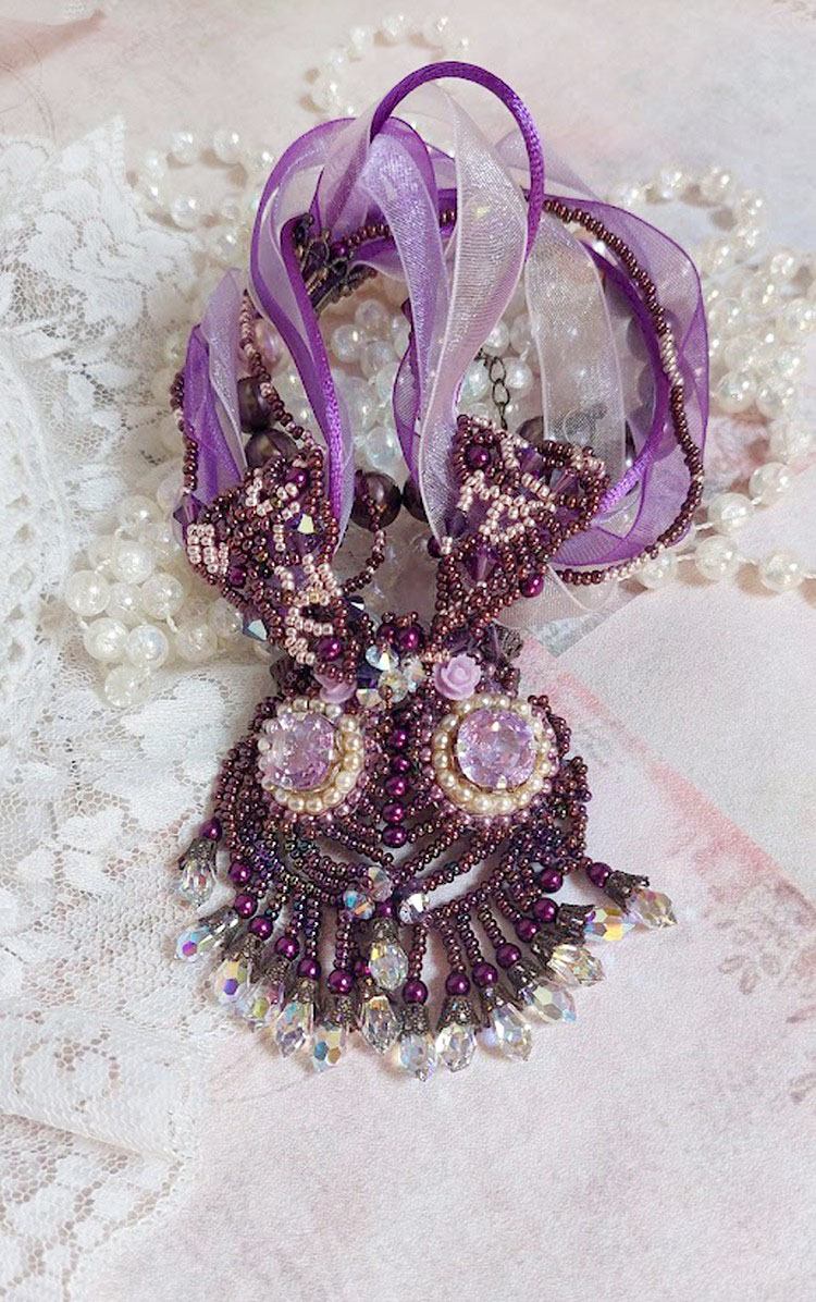 Parisienne ketting geborduurd met Swarovski kristallen, ivoorkleurige parels en rocailles