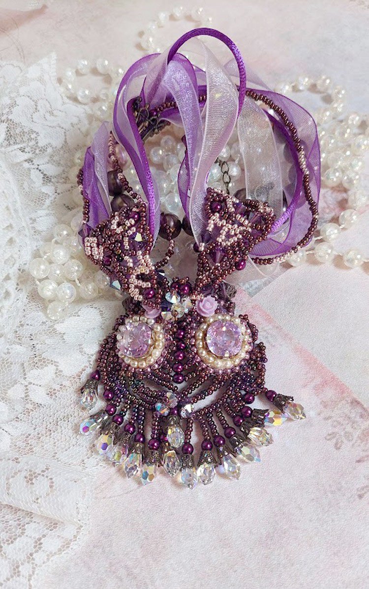 Parisienne ketting geborduurd met Swarovski kristallen, ivoorkleurige parels en rocailles
