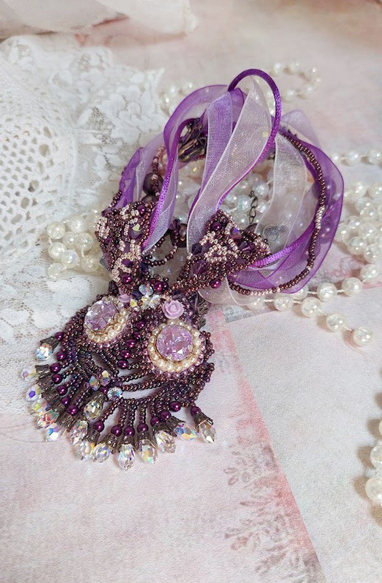 Parisienne ketting geborduurd met Swarovski kristallen, ivoorkleurige parels en rocailles