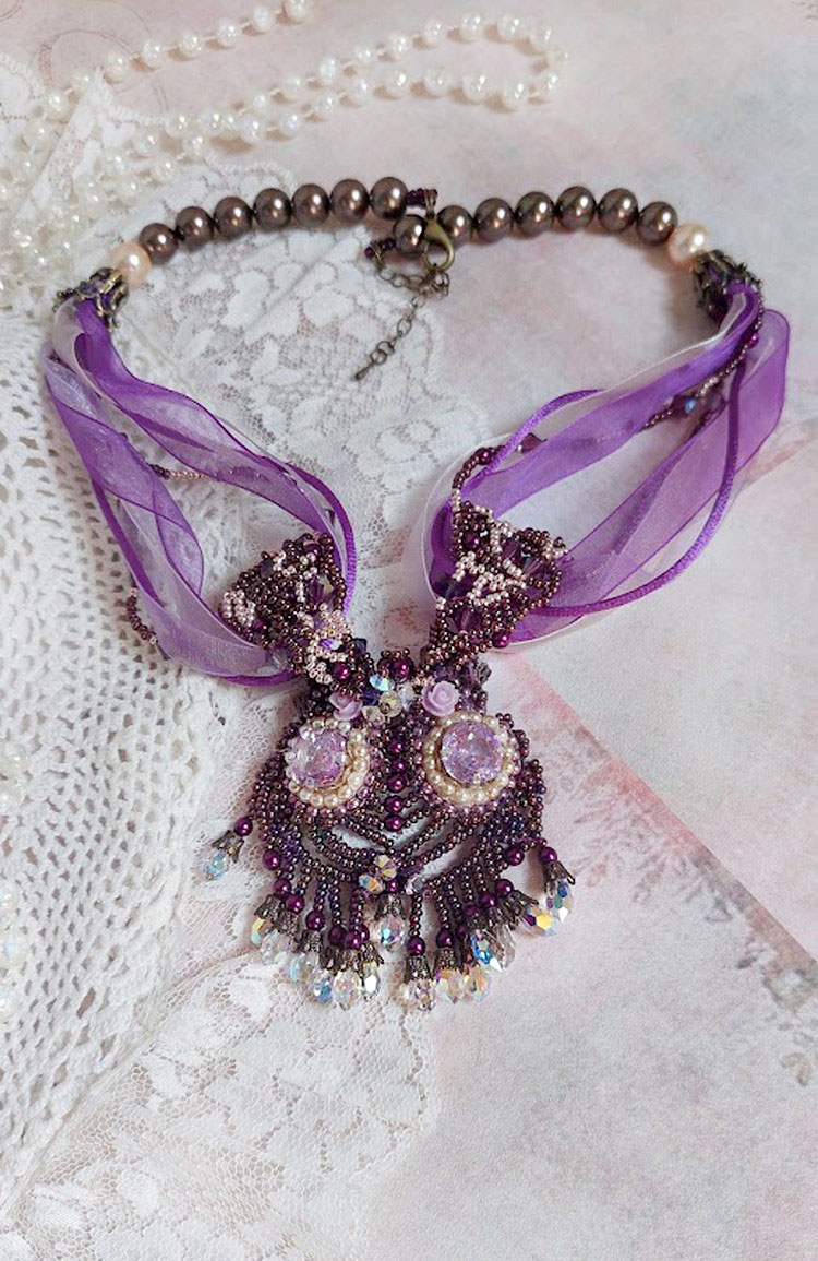 Parisienne ketting geborduurd met Swarovski kristallen, ivoorkleurige parels en rocailles