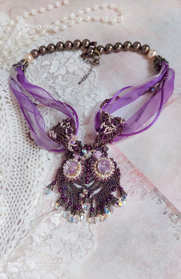 Parisienne ketting geborduurd met Swarovski kristallen, ivoorkleurige parels en rocailles