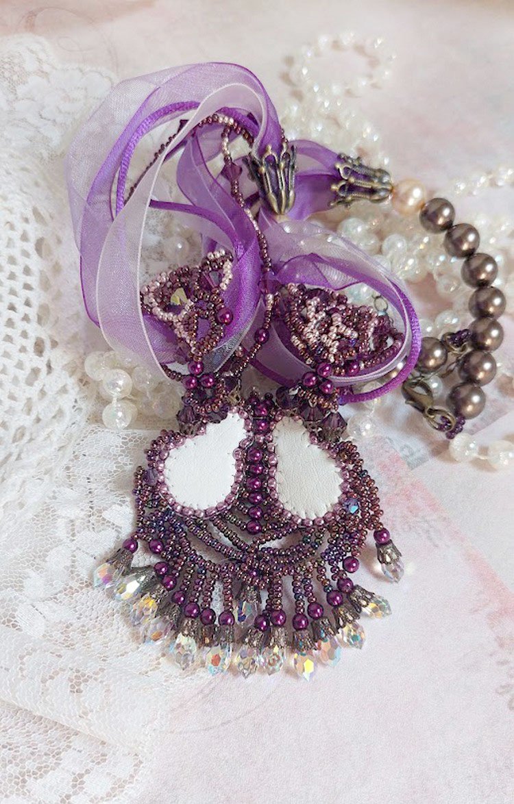 Parisienne ketting geborduurd met Swarovski kristallen, ivoorkleurige parels en rocailles