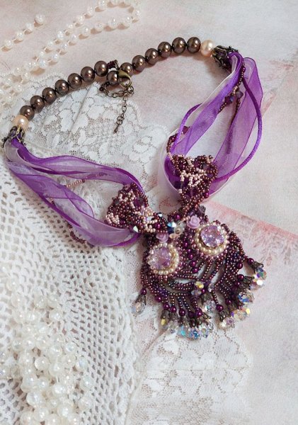 Parisienne ketting geborduurd met Swarovski kristallen, ivoorkleurige parels en rocailles