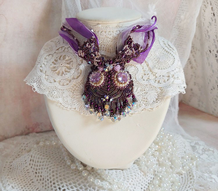 Parisienne ketting geborduurd met Swarovski kristallen, ivoorkleurige parels en rocailles
