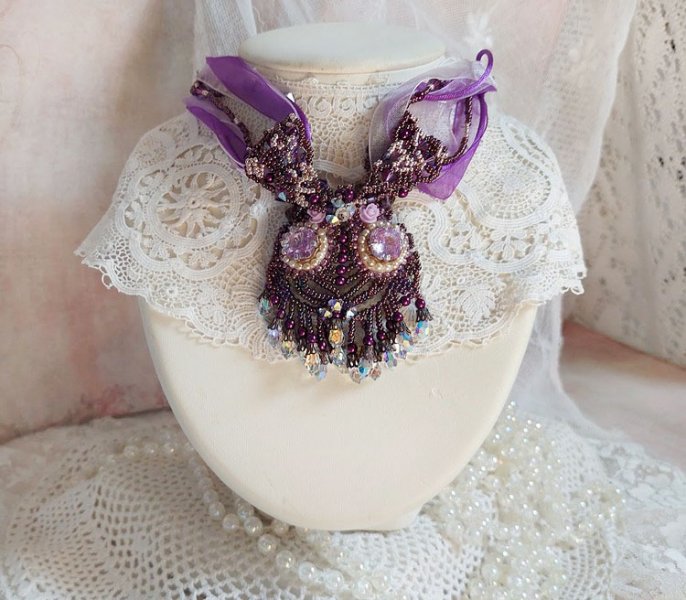 Parisienne ketting geborduurd met Swarovski kristallen, ivoorkleurige parels en rocailles