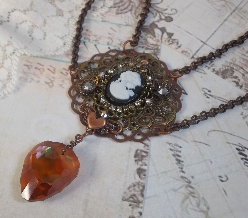 Watson ketting gemaakt met prints, een Swarovski kristallen hanger met een retro look, messing accessoires en een hars cabochon