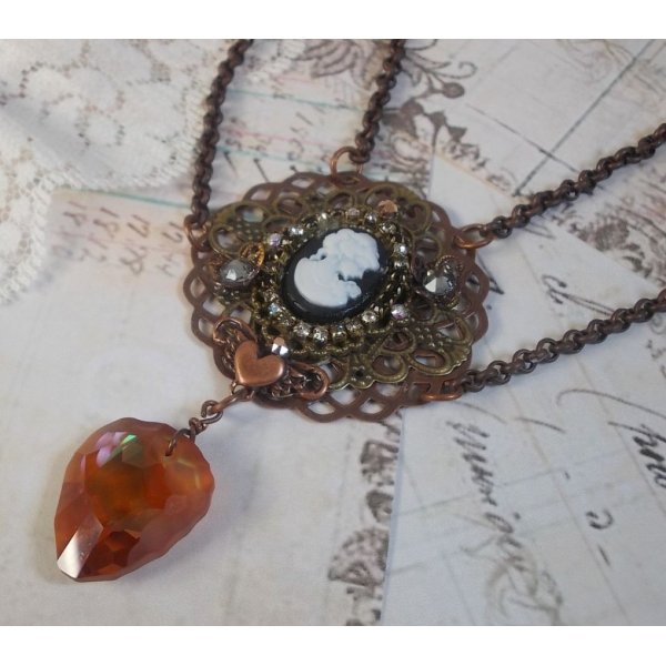 Watson ketting gemaakt met prints, een Swarovski kristallen hanger met een retro look, messing accessoires en een hars cabochon