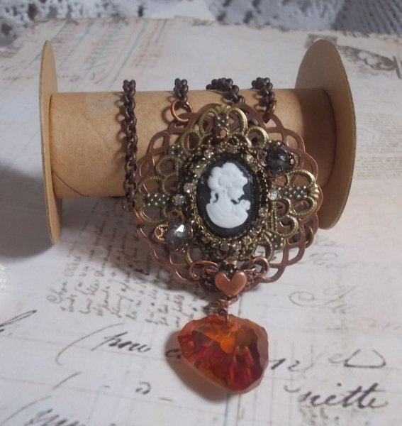 Watson ketting gemaakt met prints, een Swarovski kristallen hanger met een retro look, messing accessoires en een hars cabochon