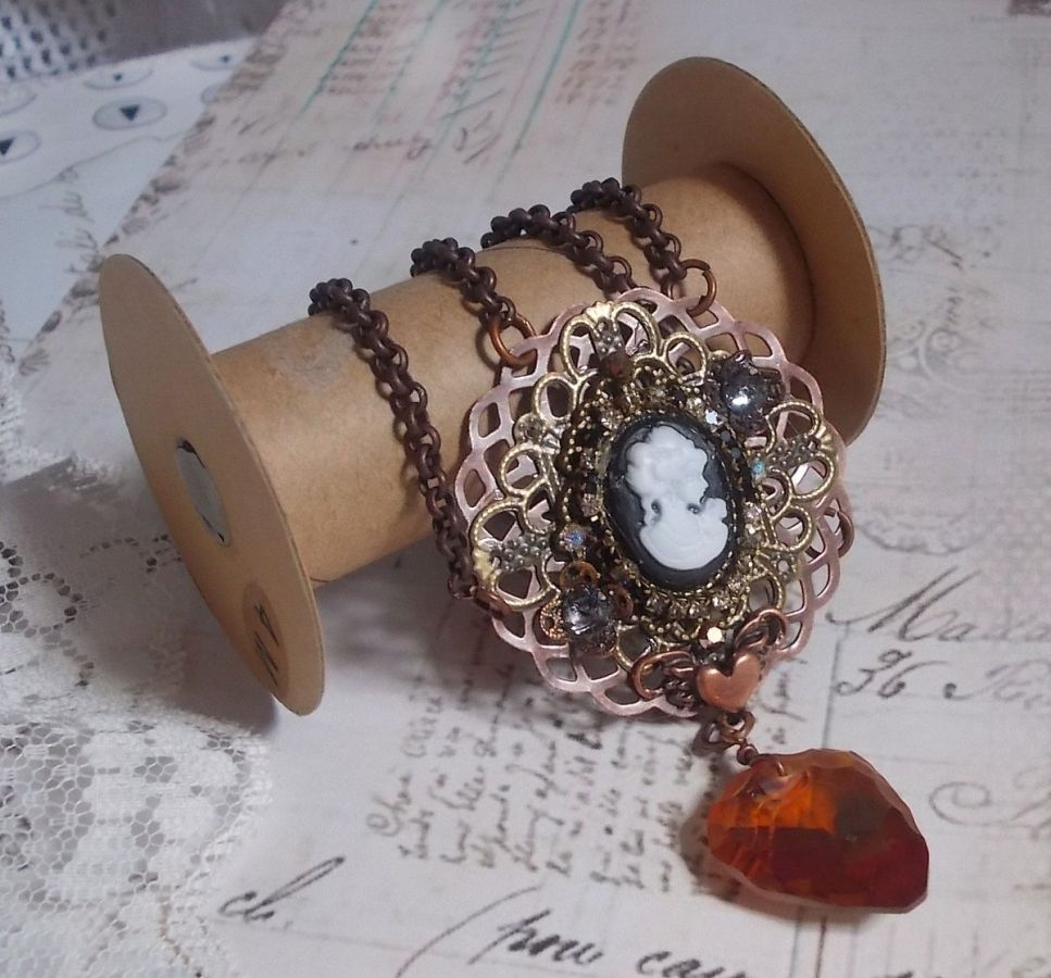 Watson ketting gemaakt met prints, een Swarovski kristallen hanger met een retro look, messing accessoires en een hars cabochon
