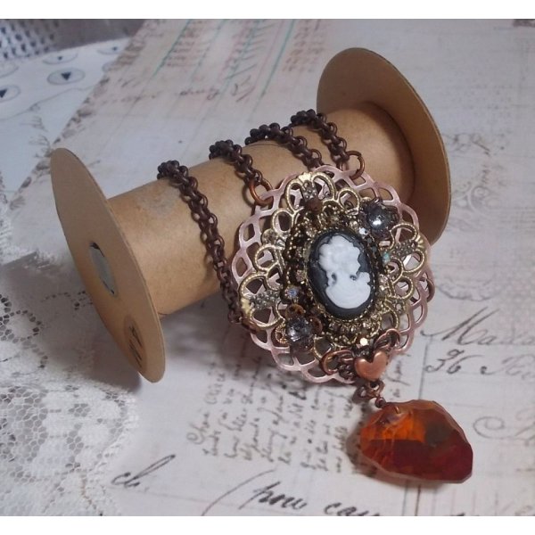 Watson ketting gemaakt met prints, een Swarovski kristallen hanger met een retro look, messing accessoires en een hars cabochon