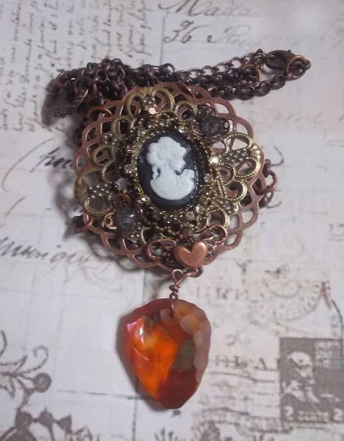 Watson ketting gemaakt met prints, een Swarovski kristallen hanger met een retro look, messing accessoires en een hars cabochon