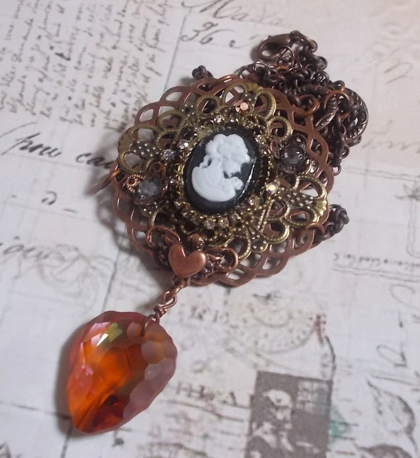 Watson ketting gemaakt met prints, een Swarovski kristallen hanger met een retro look, messing accessoires en een hars cabochon