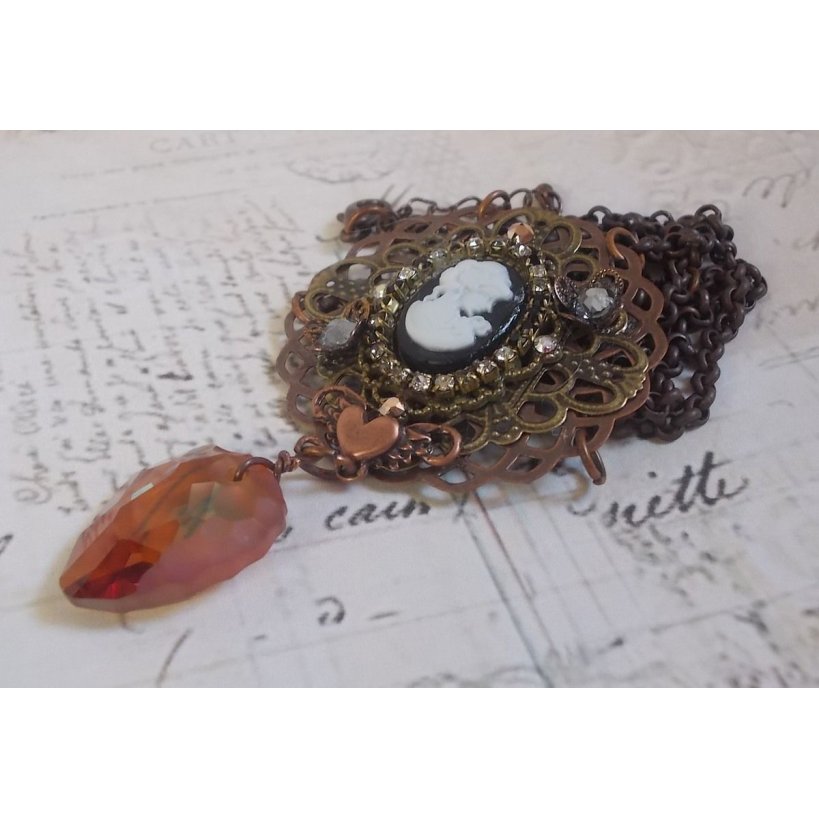 Watson ketting gemaakt met prints, een Swarovski kristallen hanger met een retro look, messing accessoires en een hars cabochon