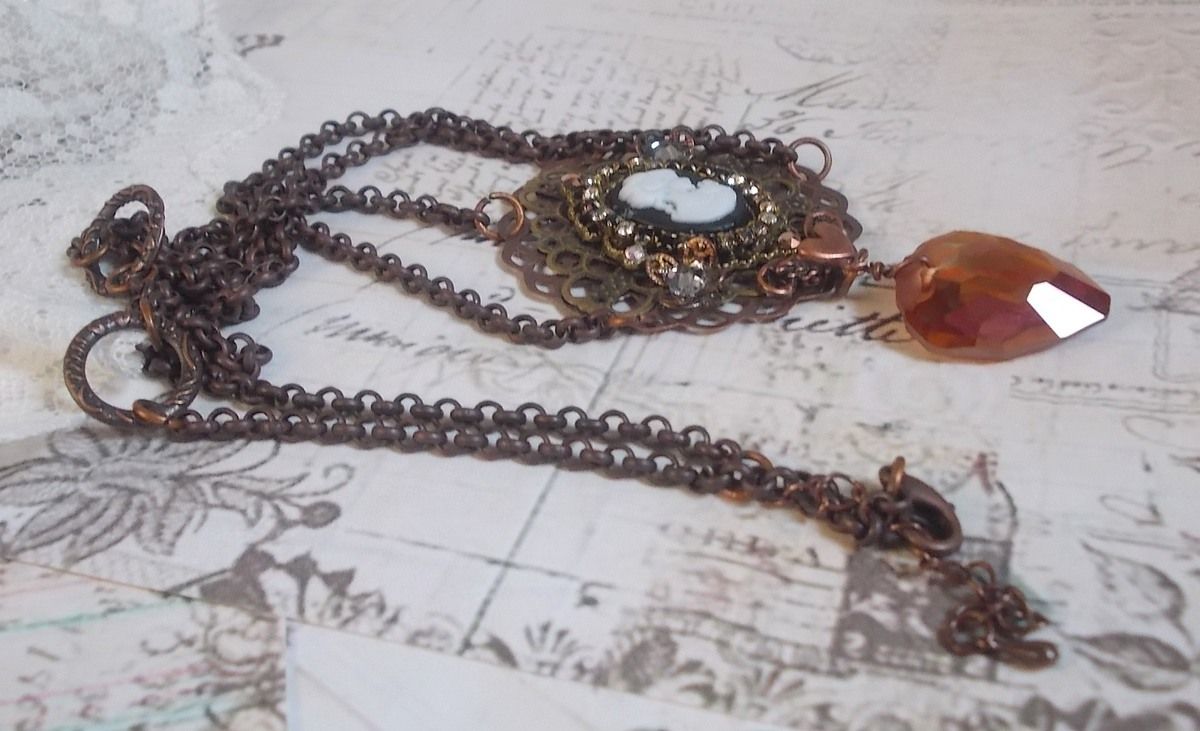 Watson ketting gemaakt met prints, een Swarovski kristallen hanger met een retro look, messing accessoires en een hars cabochon