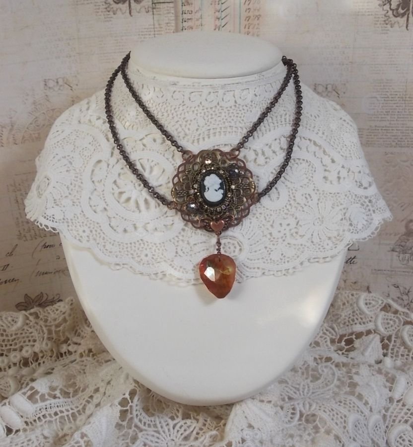 Watson ketting gemaakt met prints, een Swarovski kristallen hanger met een retro look, messing accessoires en een hars cabochon