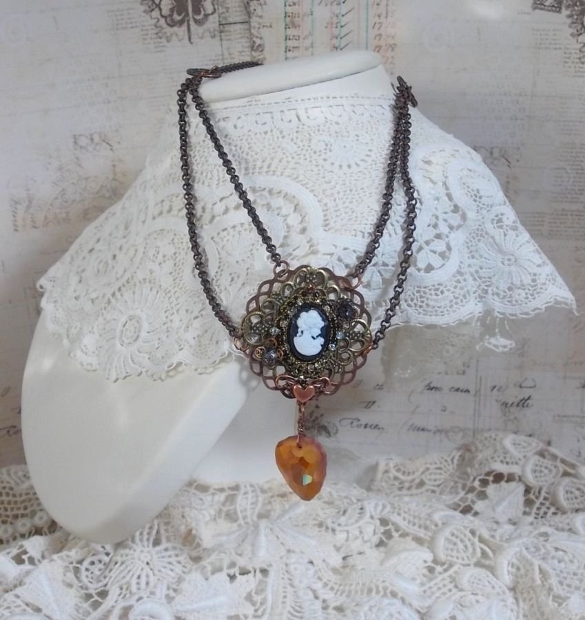 Watson ketting gemaakt met prints, een Swarovski kristallen hanger met een retro look, messing accessoires en een hars cabochon