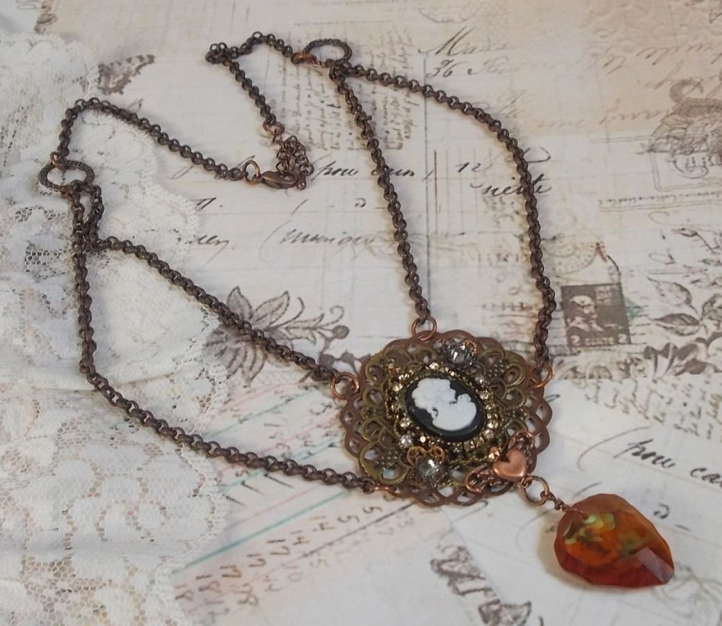Watson ketting gemaakt met prints, een Swarovski kristallen hanger met een retro look, messing accessoires en een hars cabochon