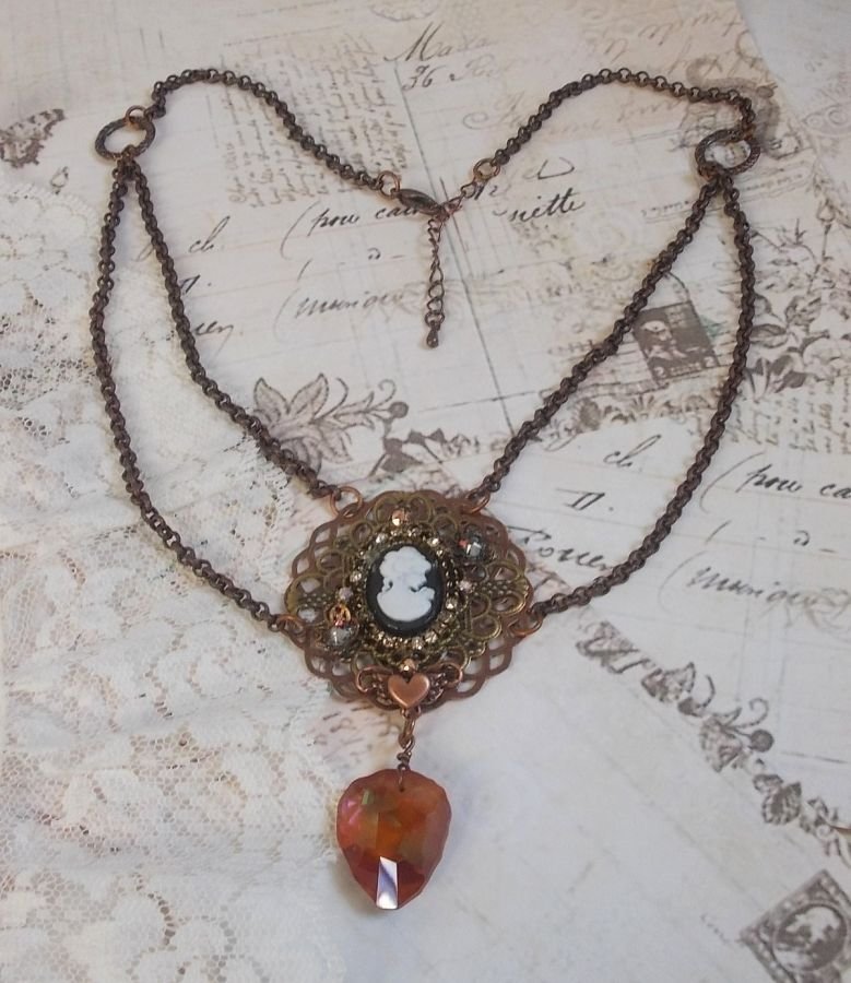 Watson ketting gemaakt met prints, een Swarovski kristallen hanger met een retro look, messing accessoires en een hars cabochon