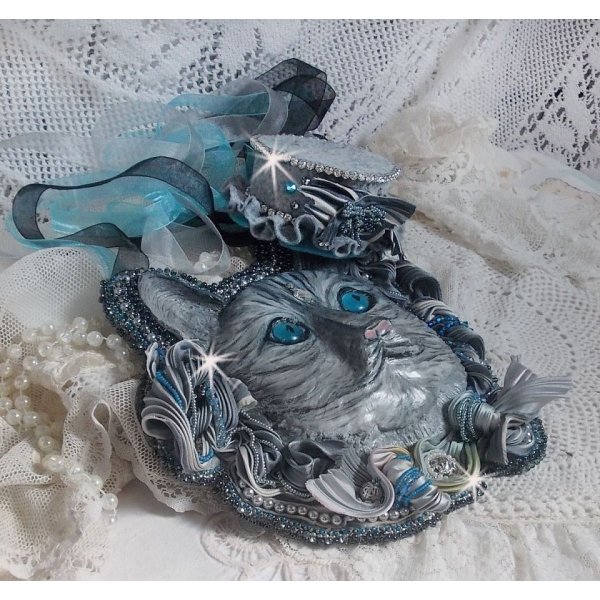 Masque Chatchou tout en Fimo brod&eacute; avec des perles de Swarovski, un ruban de soie et des rocailles