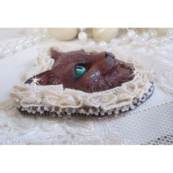 Masque Chat Rocky aux Yeux Verts tout en Fimo brod&eacute; avec un dentelle beige tr&egrave;s fine, des perles rondes nacr&eacute;es en Cristal de Swarovski, de la peinture et des rocailles