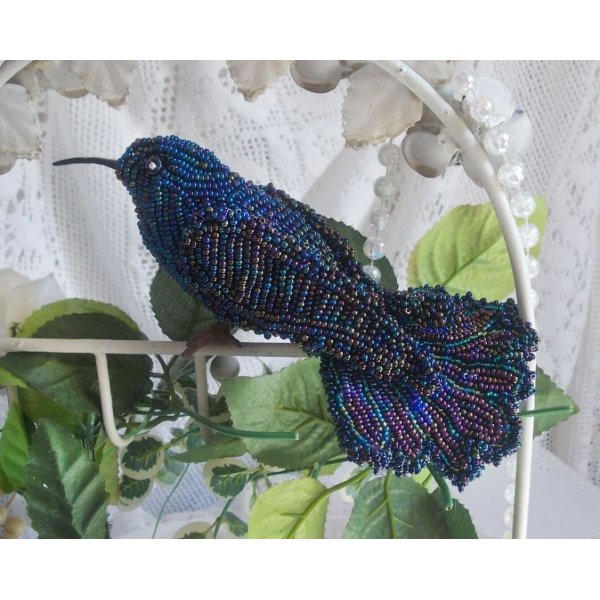 Oiseau Mon Colibri est cr&eacute;e enti&egrave;rement en perles de rocailles, porcelaine et tissu