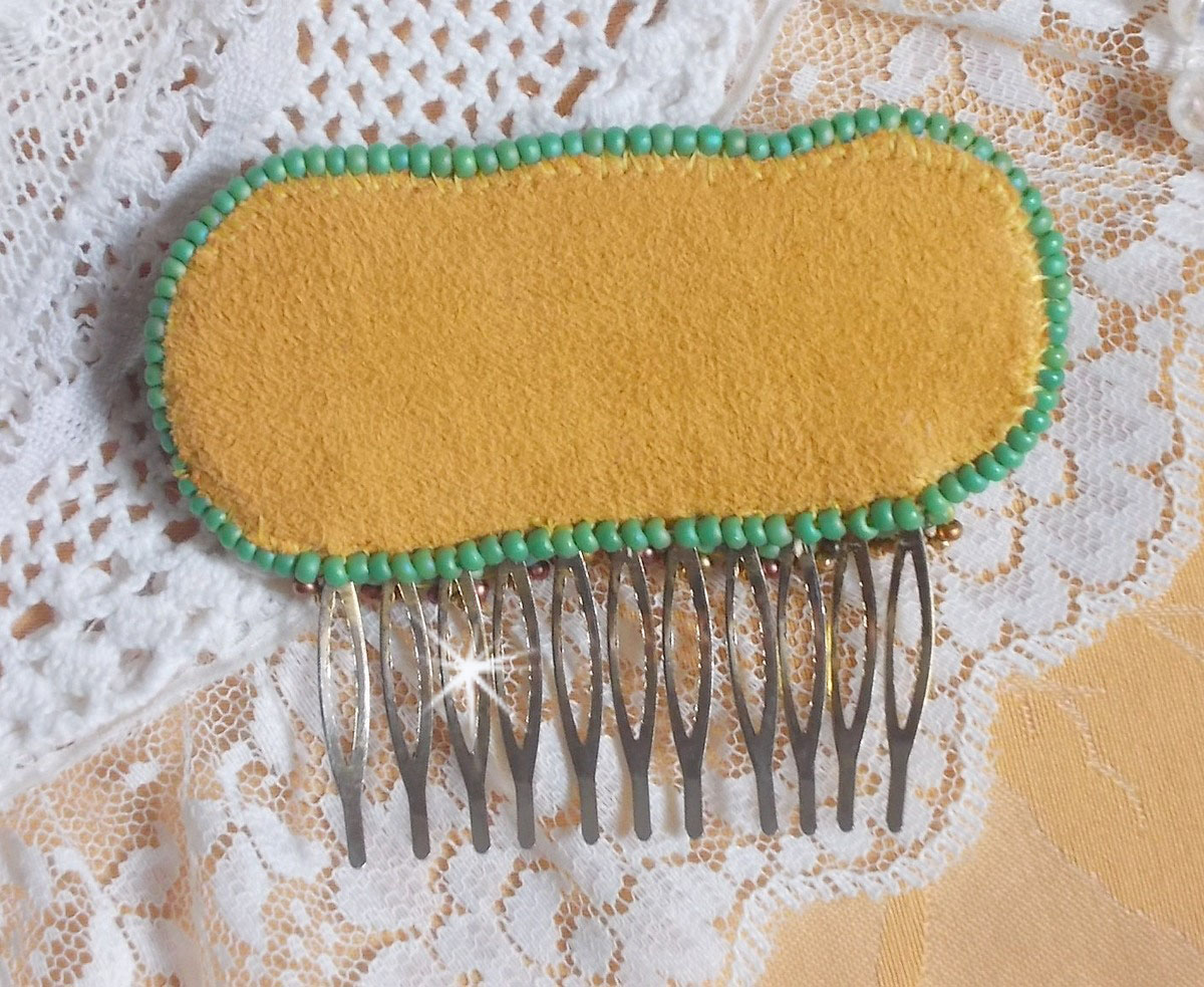 Venetiaanse maankam geborduurd met zijden lint, Swarovski kristallen, magische kralen en rocailles