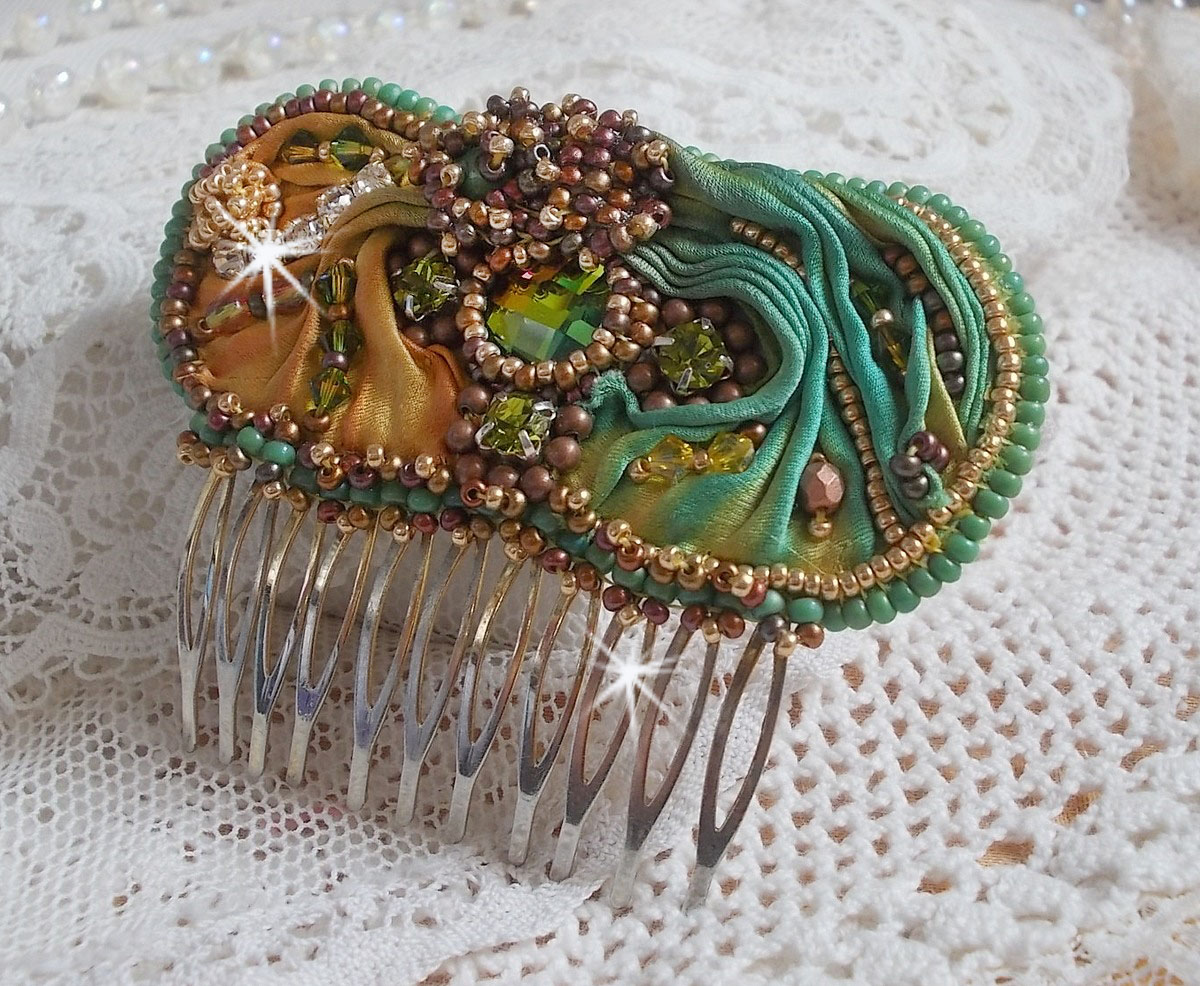 Venetiaanse maankam geborduurd met zijden lint, Swarovski kristallen, magische kralen en rocailles