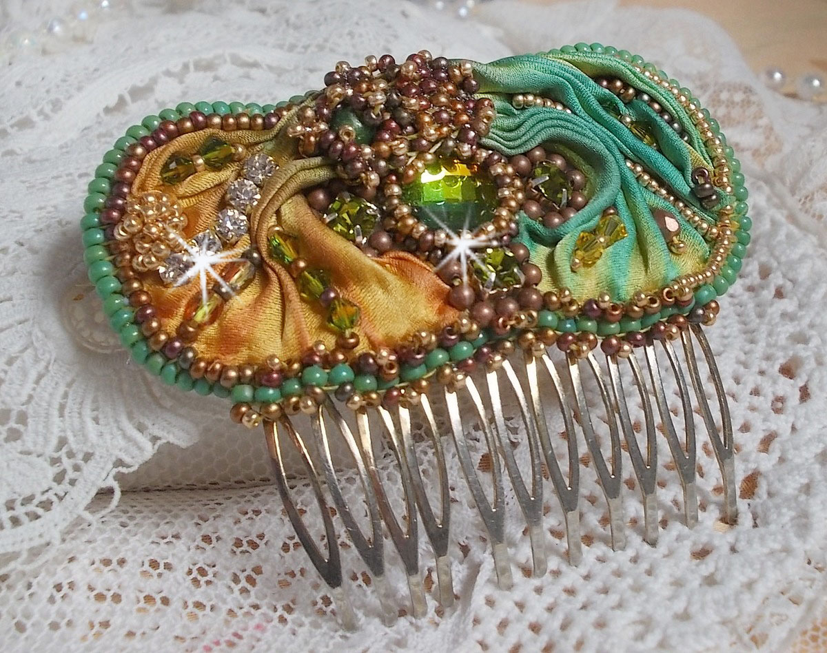 Venetiaanse maankam geborduurd met zijden lint, Swarovski kristallen, magische kralen en rocailles