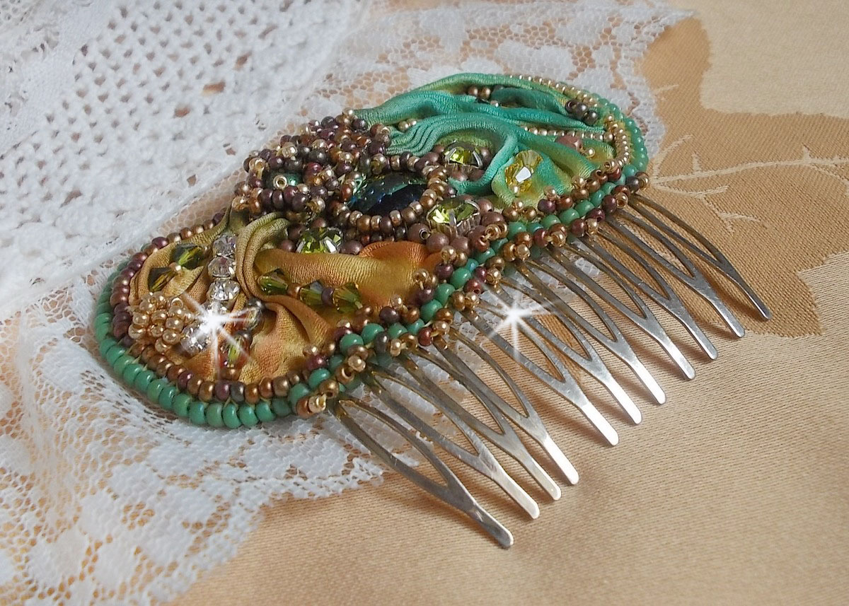 Venetiaanse maankam geborduurd met zijden lint, Swarovski kristallen, magische kralen en rocailles