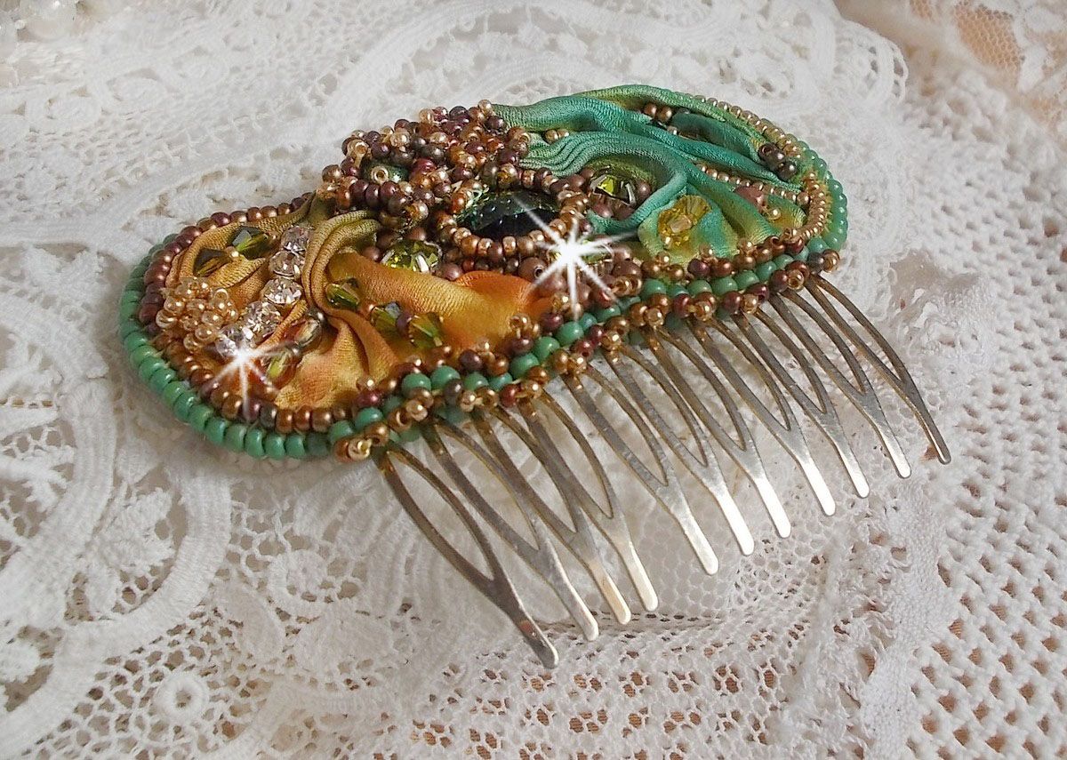 Venetiaanse maankam geborduurd met zijden lint, Swarovski kristallen, magische kralen en rocailles