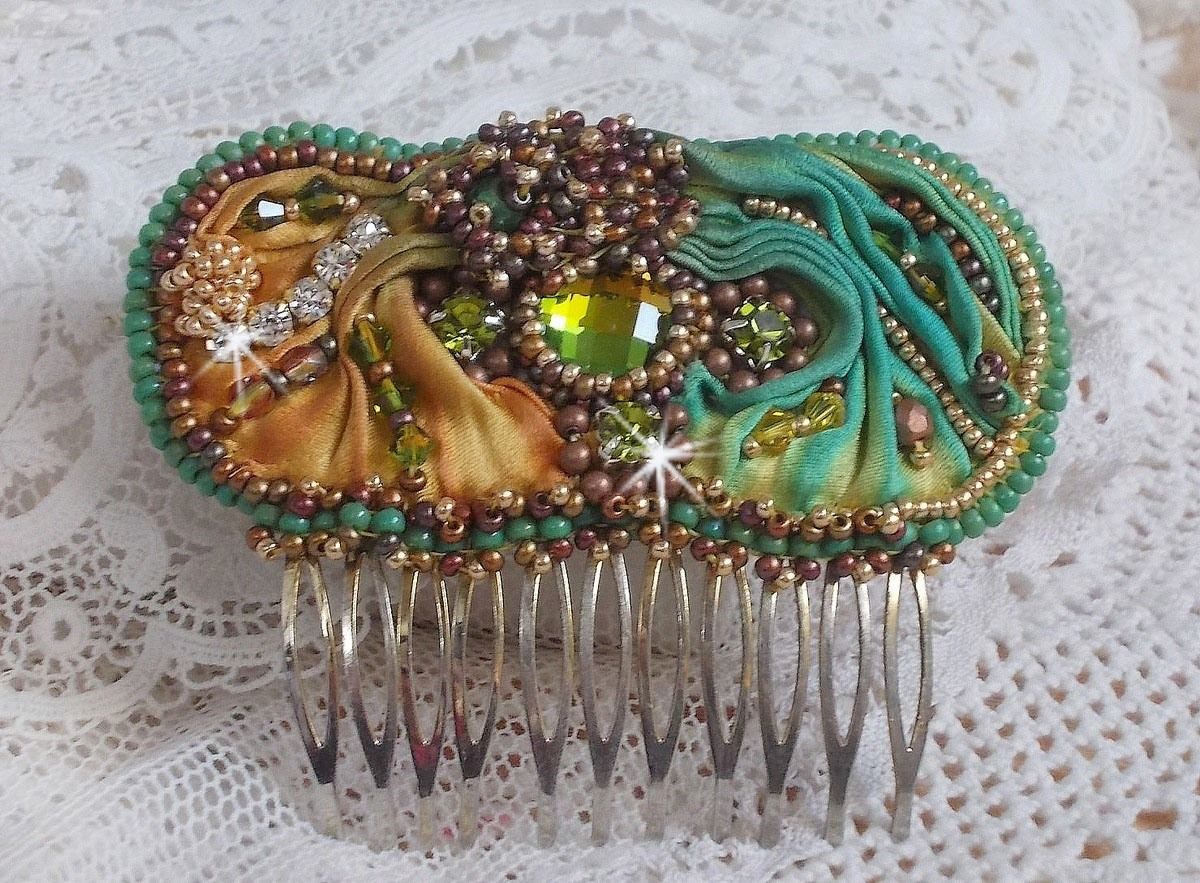 Venetiaanse maankam geborduurd met zijden lint, Swarovski kristallen, magische kralen en rocailles