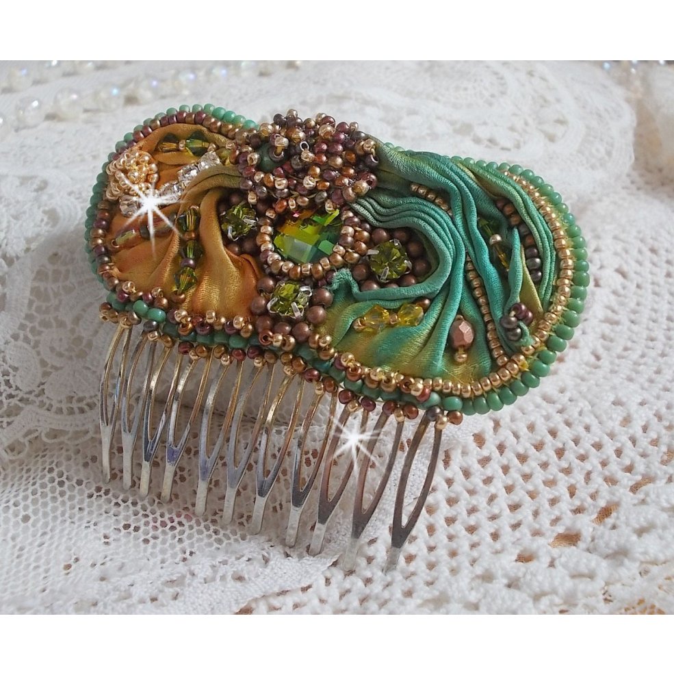 Venetiaanse maankam geborduurd met zijden lint, Swarovski kristallen, magische kralen en rocailles