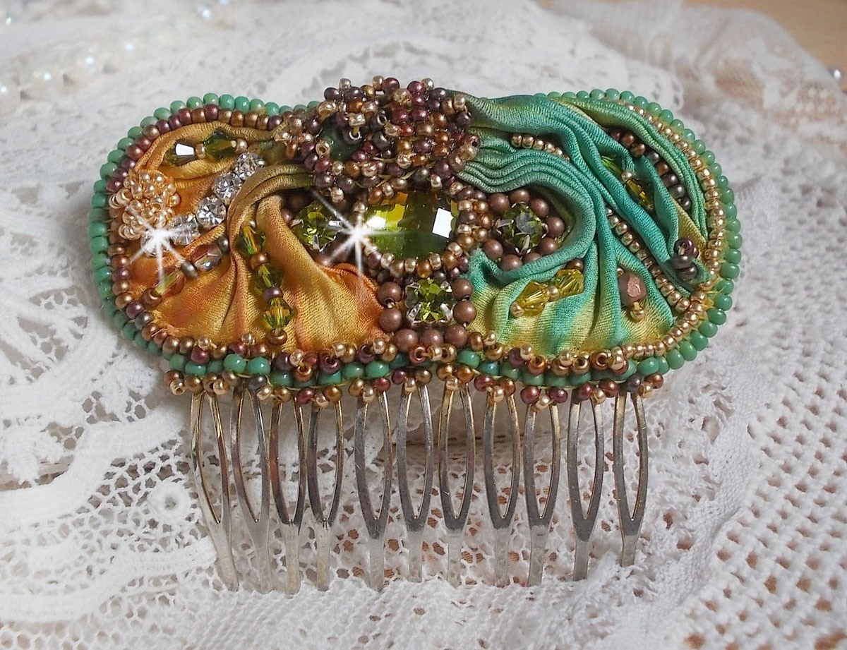 Venetiaanse maankam geborduurd met zijden lint, Swarovski kristallen, magische kralen en rocailles