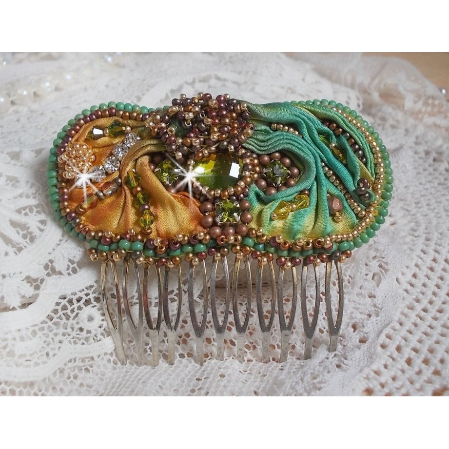 Venetiaanse maankam geborduurd met zijden lint, Swarovski kristallen, magische kralen en rocailles