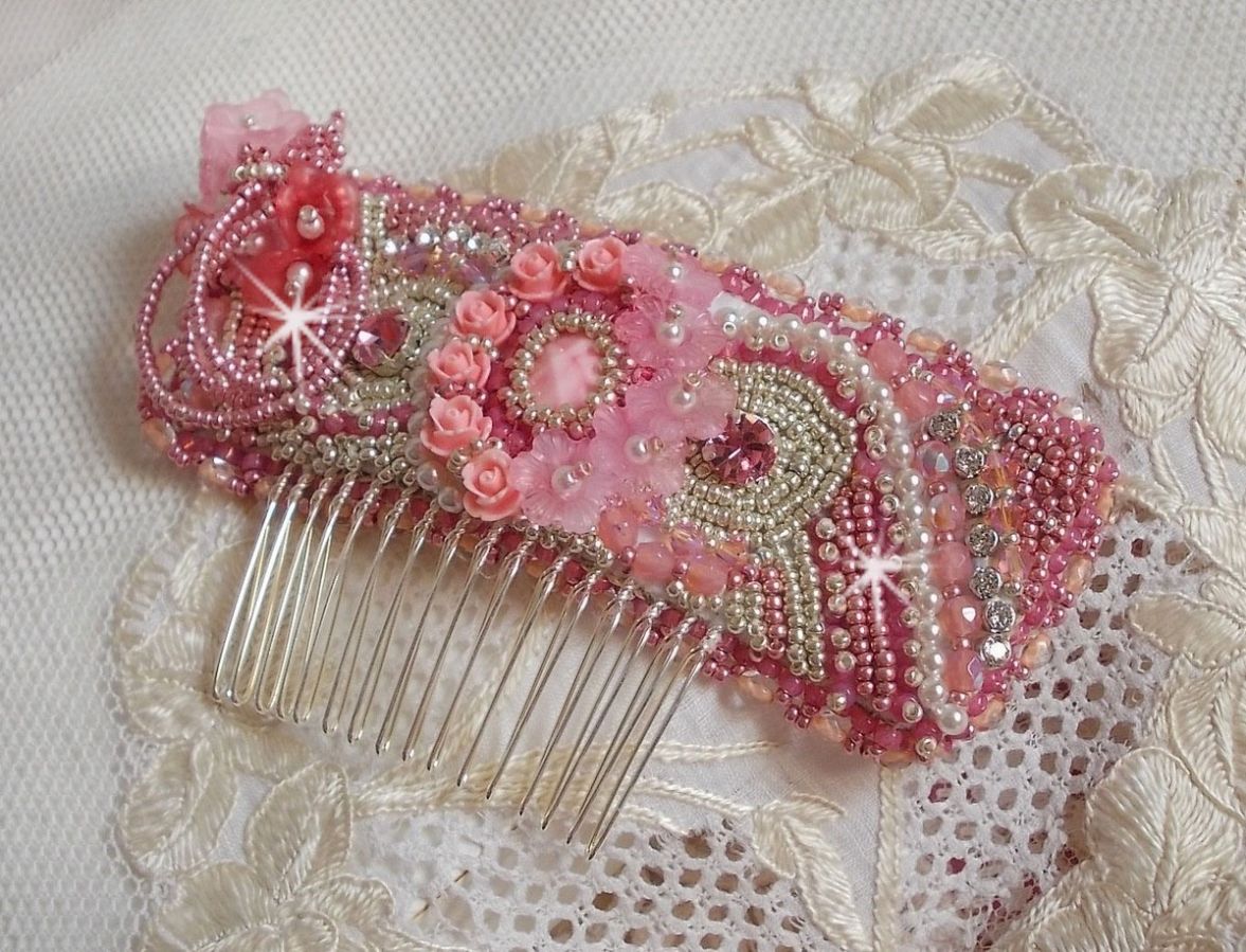 Magnolia kam geborduurd met Swarovski kristallen, resin kralen en Miyuki rocailles.