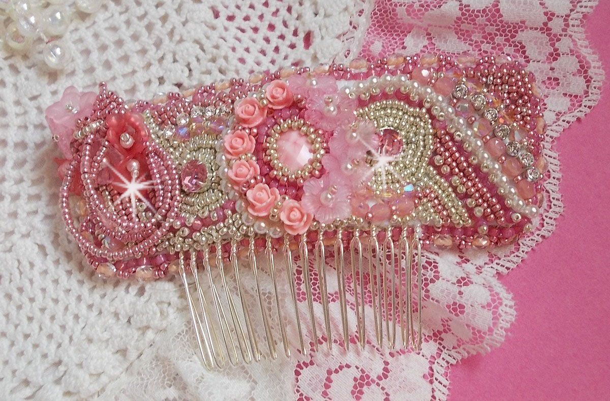 Magnolia kam geborduurd met Swarovski kristallen, resin kralen en Miyuki rocailles.