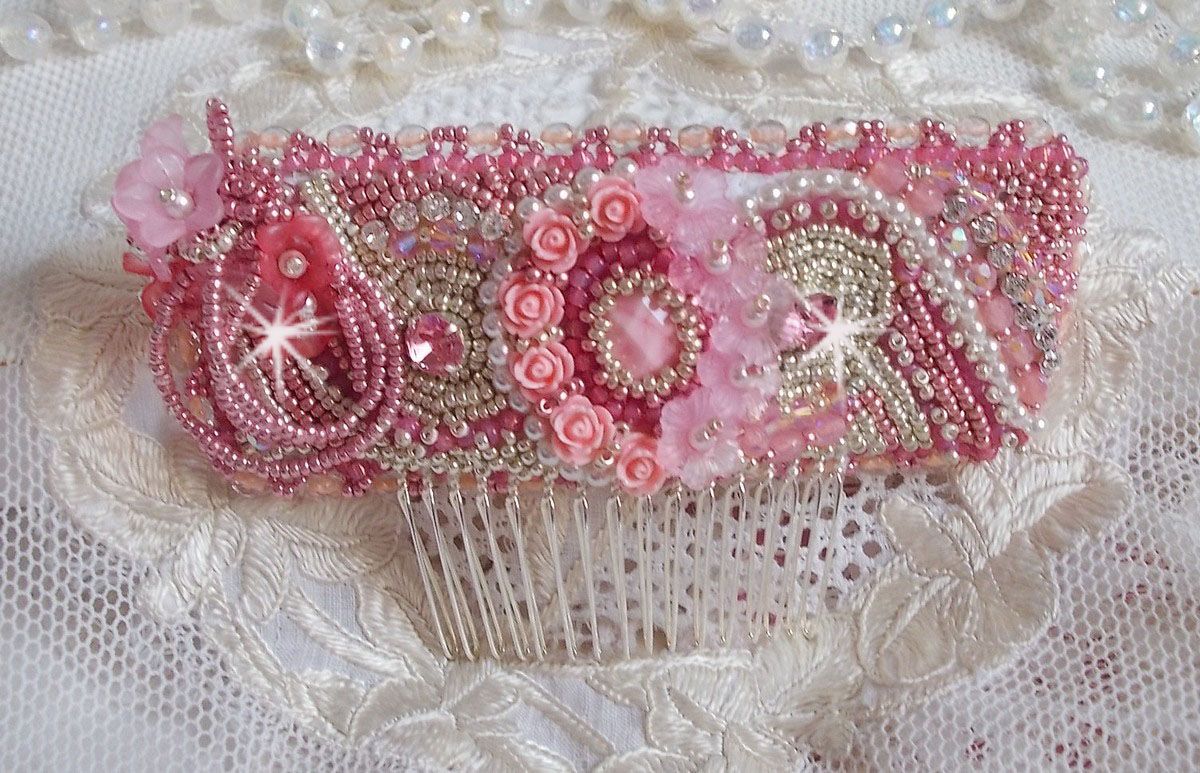 Magnolia kam geborduurd met Swarovski kristallen, resin kralen en Miyuki rocailles.