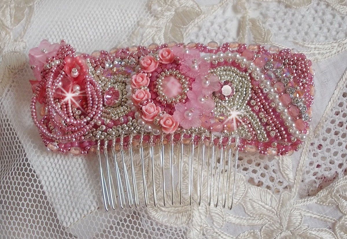 Magnolia kam geborduurd met Swarovski kristallen, resin kralen en Miyuki rocailles.