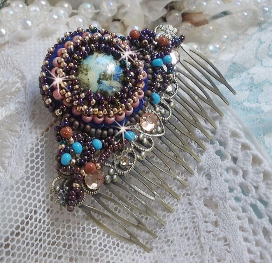 Bonjour Paris Haarkam geborduurd met een hars cabochon, edelstenen (Gold Stone of Sun Stone), ronde kralen en rocailles.