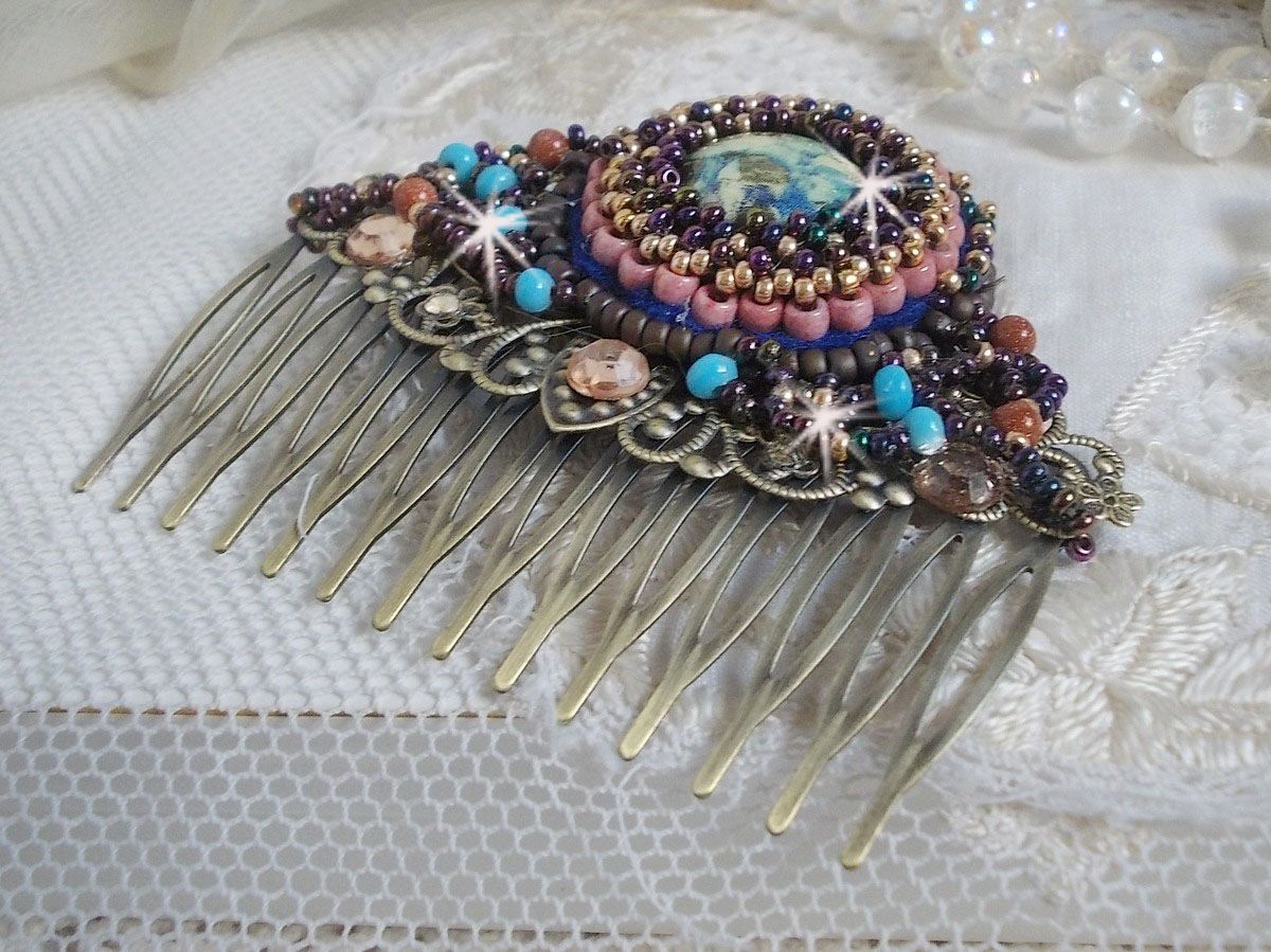 Bonjour Paris Haarkam geborduurd met een hars cabochon, edelstenen (Gold Stone of Sun Stone), ronde kralen en rocailles.