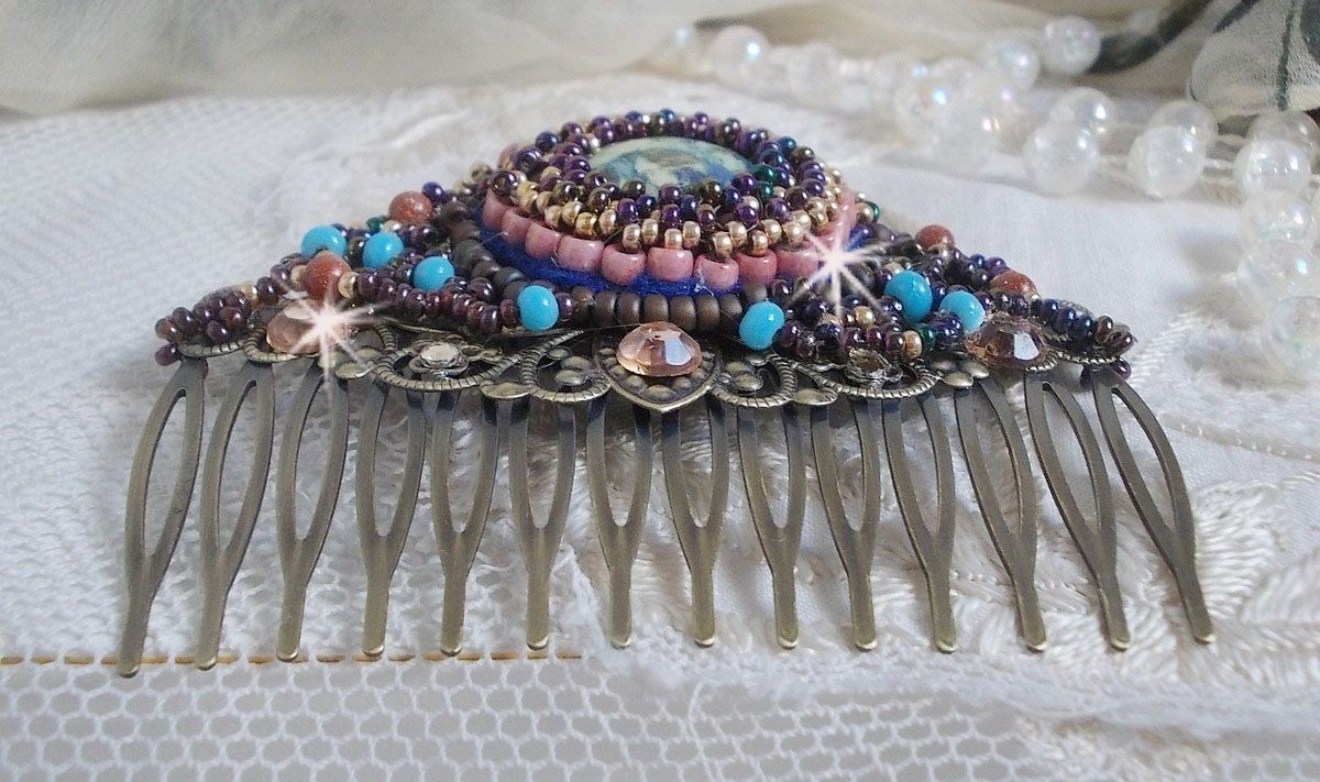 Bonjour Paris Haarkam geborduurd met een hars cabochon, edelstenen (Gold Stone of Sun Stone), ronde kralen en rocailles.