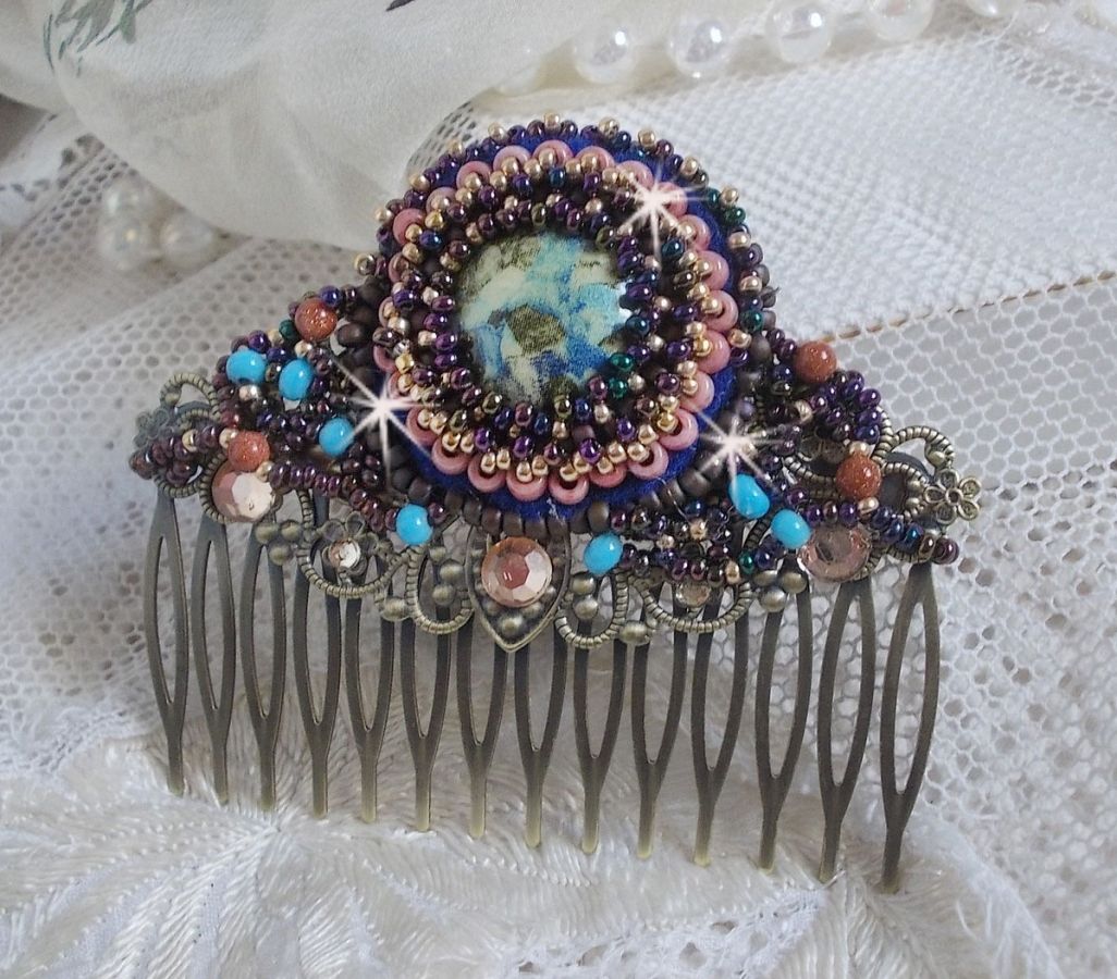 Bonjour Paris Haarkam geborduurd met een hars cabochon, edelstenen (Gold Stone of Sun Stone), ronde kralen en rocailles.