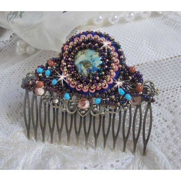 Bonjour Paris Haarkam geborduurd met een hars cabochon, edelstenen (Gold Stone of Sun Stone), ronde kralen en rocailles.
