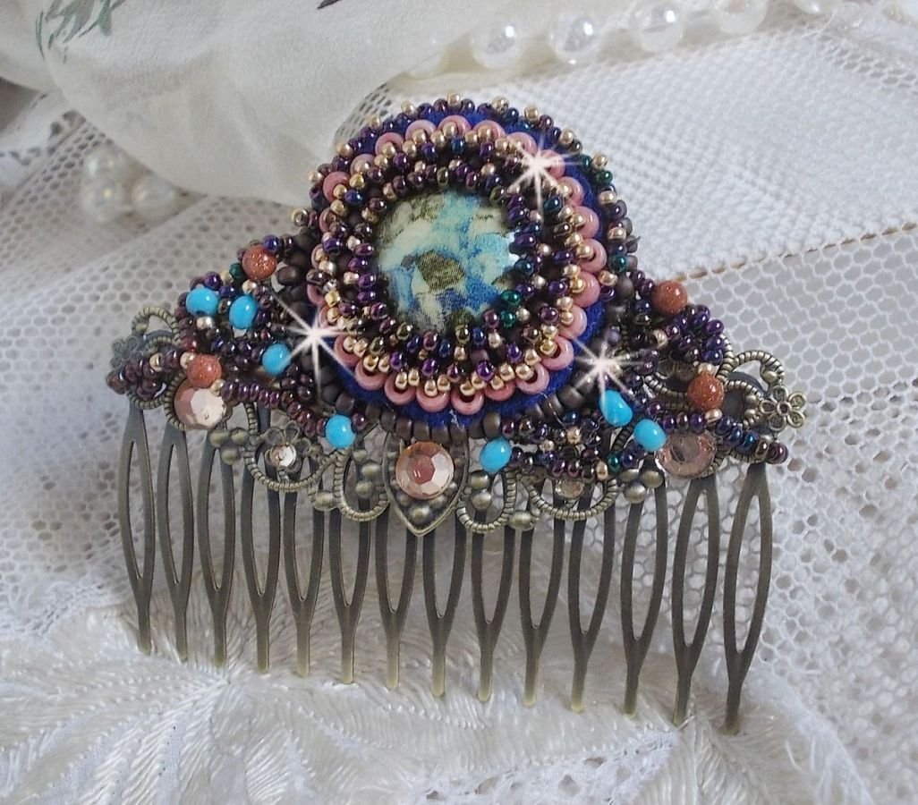 Bonjour Paris Haarkam geborduurd met een hars cabochon, edelstenen (Gold Stone of Sun Stone), ronde kralen en rocailles.