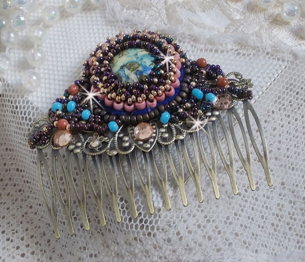 Bonjour Paris Haarkam geborduurd met een hars cabochon, edelstenen (Gold Stone of Sun Stone), ronde kralen en rocailles.