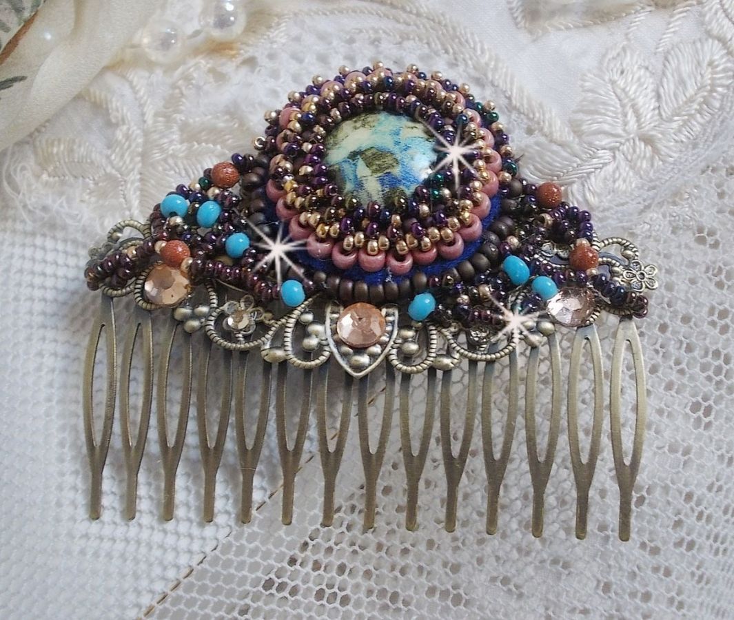 Bonjour Paris Haarkam geborduurd met een hars cabochon, edelstenen (Gold Stone of Sun Stone), ronde kralen en rocailles.