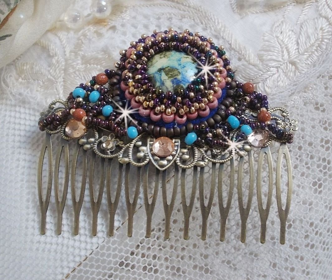 Bonjour Paris Haarkam geborduurd met een hars cabochon, edelstenen (Gold Stone of Sun Stone), ronde kralen en rocailles.