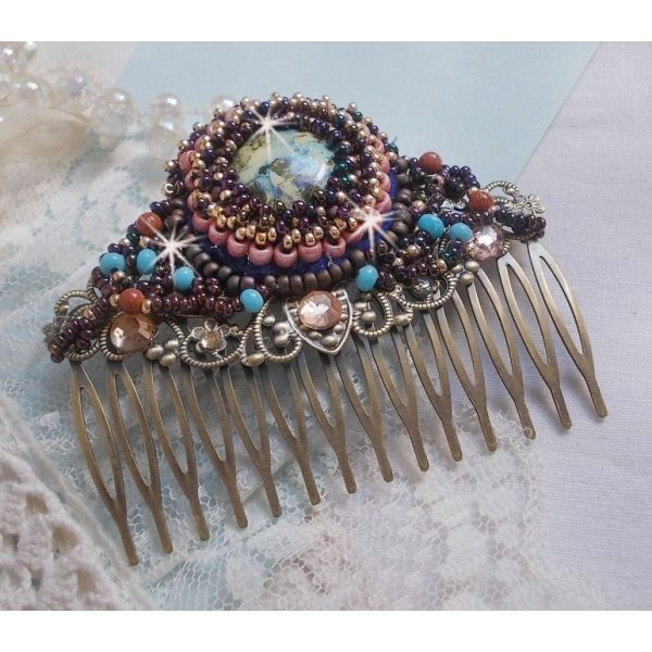 Bonjour Paris Haarkam geborduurd met een hars cabochon, edelstenen (Gold Stone of Sun Stone), ronde kralen en rocailles.
