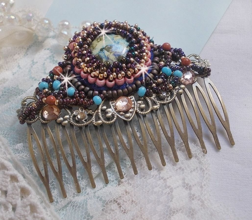 Bonjour Paris Haarkam geborduurd met een hars cabochon, edelstenen (Gold Stone of Sun Stone), ronde kralen en rocailles.